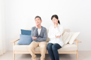 悩む男女